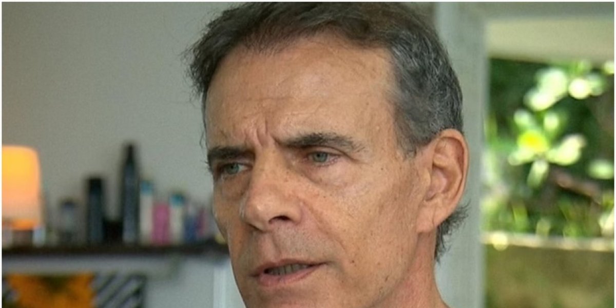 Ator Mário Gomes enfrenta policiais e bate panela em protesto contra despejo