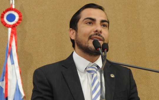 Marcell Moraes é conduzido pela PM após ser acusado de agredir equipe da irmã