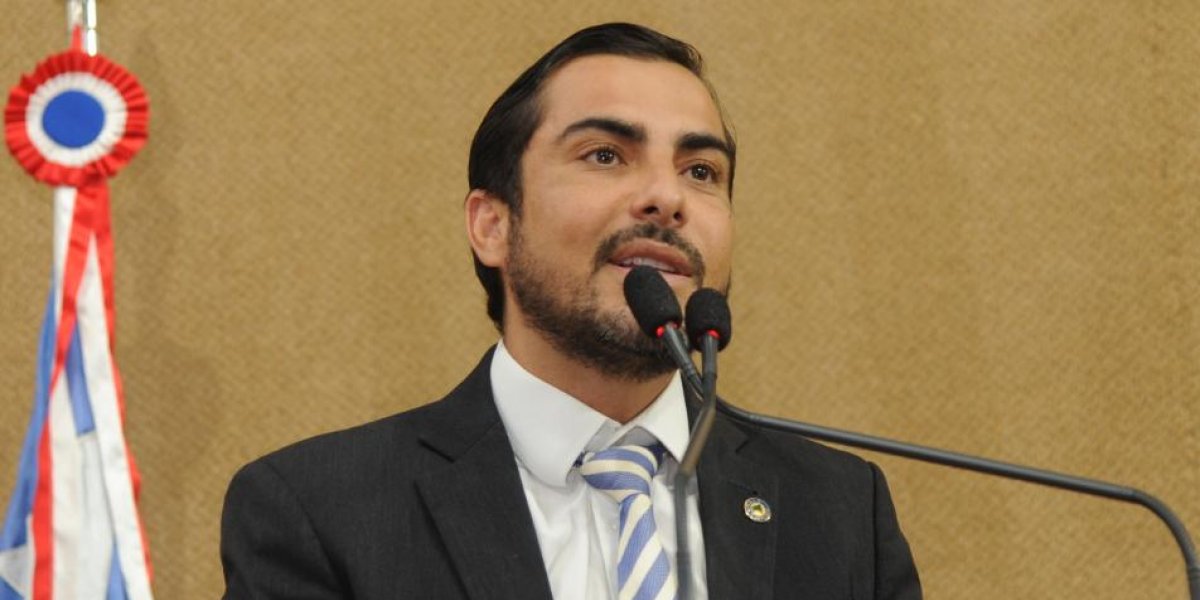 Marcell Moraes é conduzido pela PM após ser acusado de agredir equipe da irmã