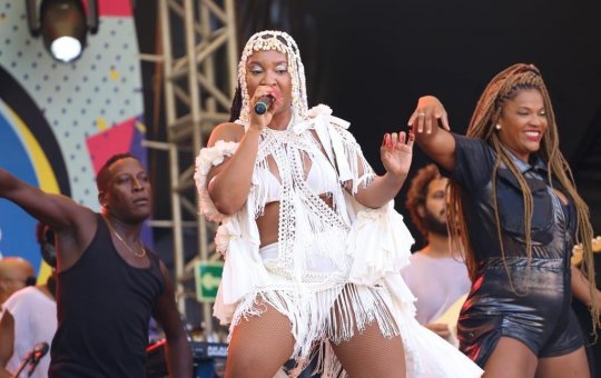 Festival da Primavera anima o Rio Vermelho com shows de Larissa Luz e Àttooxxá