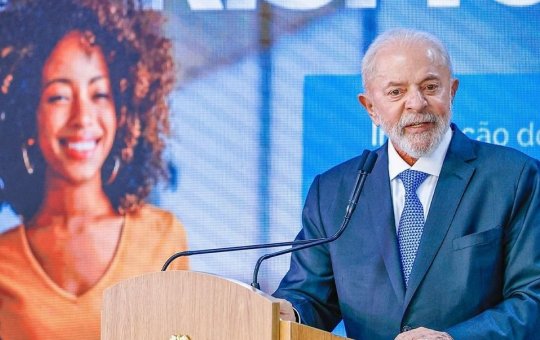 Governo Lula planeja proibir uso de celulares nas escolas