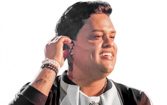 Cantor Thiago Aquino ajuda idoso após acidente na BR-101