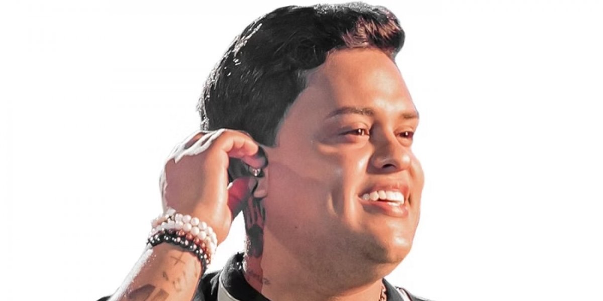 Cantor Thiago Aquino ajuda idoso após acidente na BR-101