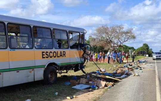 Acidente entre caminhão e ônibus escolar deixa um morto e 22 feridos na Bahia