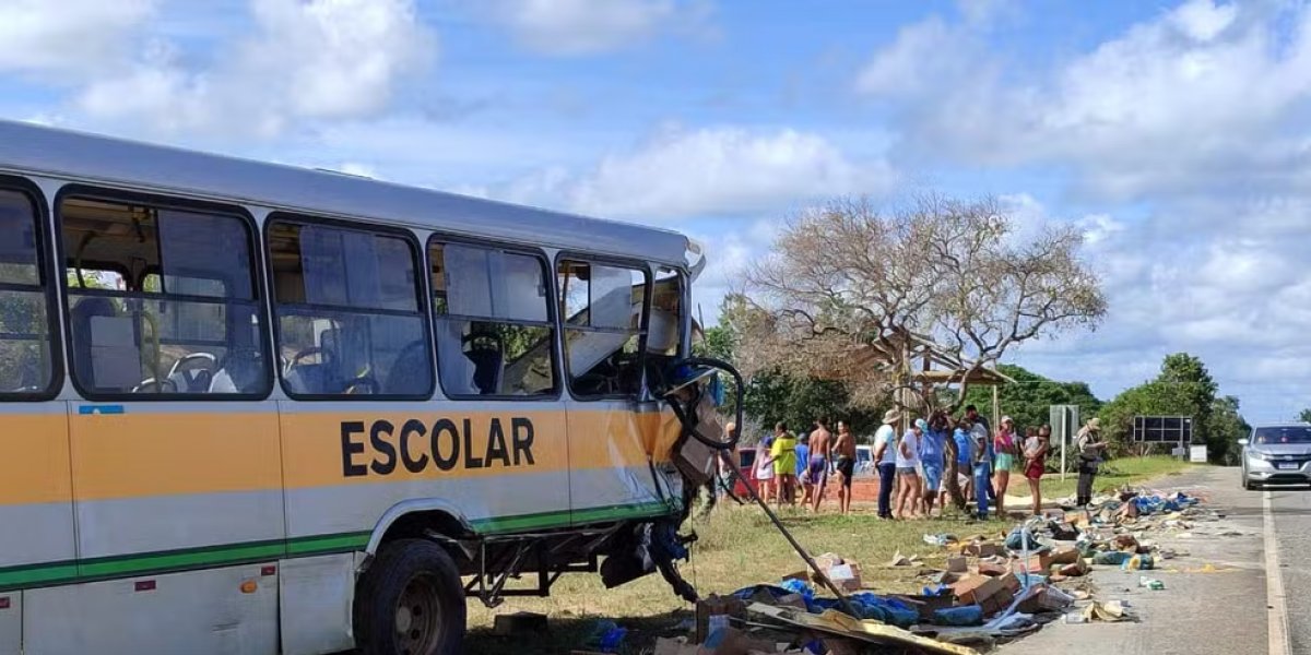 Acidente entre caminhão e ônibus escolar deixa um morto e 22 feridos na Bahia