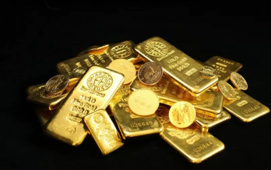 Ouro atinge marco histórico em meio às incertezas econômicas