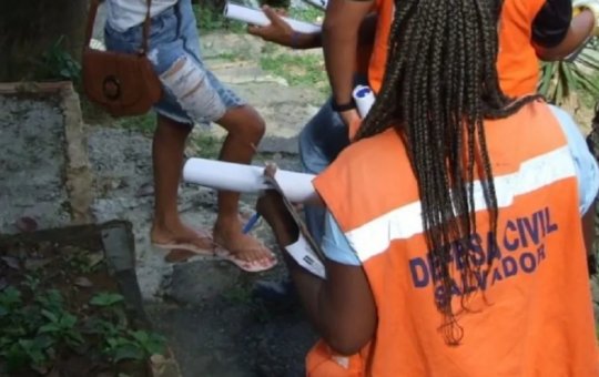 Casa desaba parcialmente no bairro de Periperi