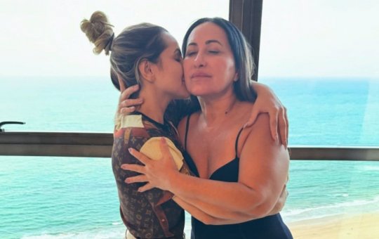 Deolane Bezerra posta foto com a mãe após ser solta