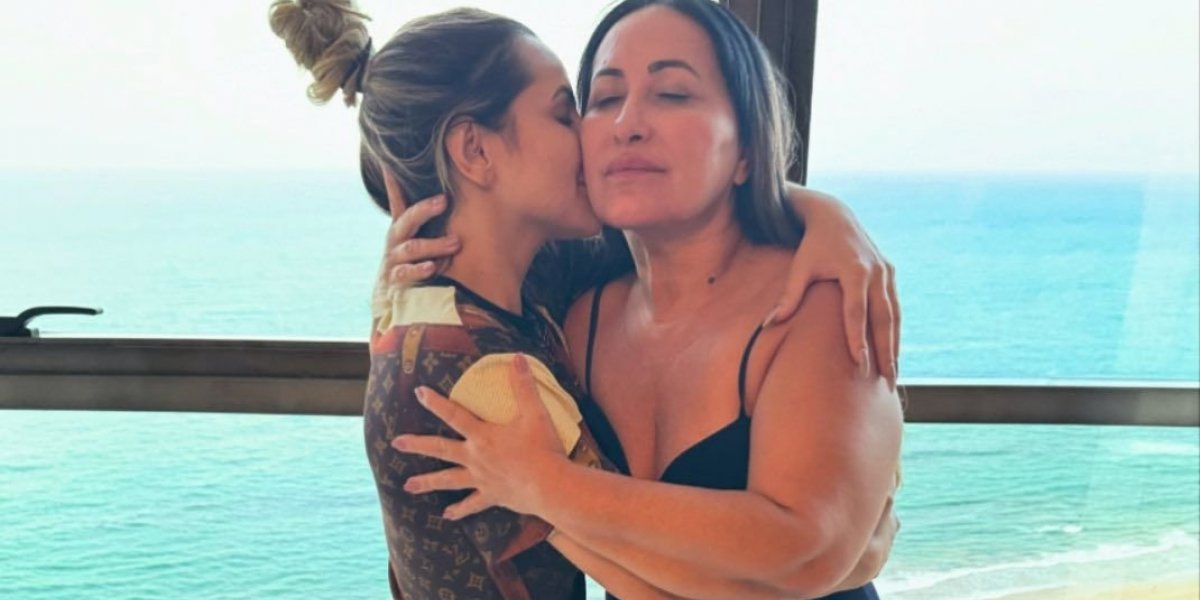 Deolane Bezerra posta foto com a mãe após ser solta