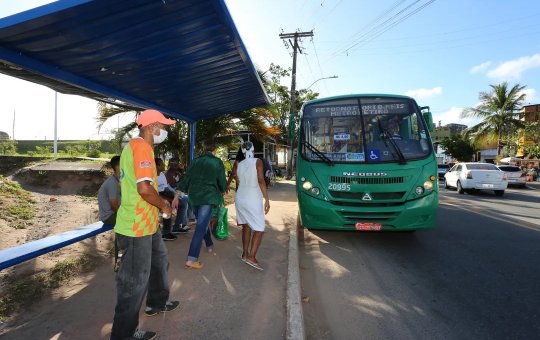 PL proíbe motoristas de 'dirigir e cobrar'; entenda
