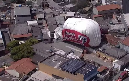 Dirigível contratado pelo time do São Paulo cai em bairro de Osasco