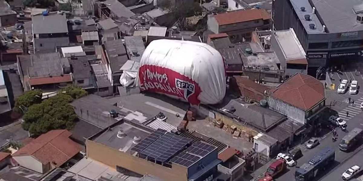 Dirigível contratado pelo time do São Paulo cai em bairro de Osasco