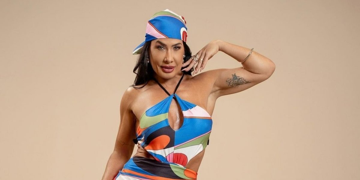 Scheila Carvalho celebra 51 anos com bom humor e velas invertidas