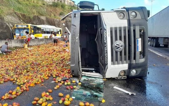 Caminhão de frutas tomba na BR-324 nesta quinta-feira (26)