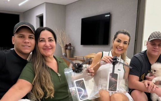 Deolane Bezerra é recebida em casa com festa e presentes