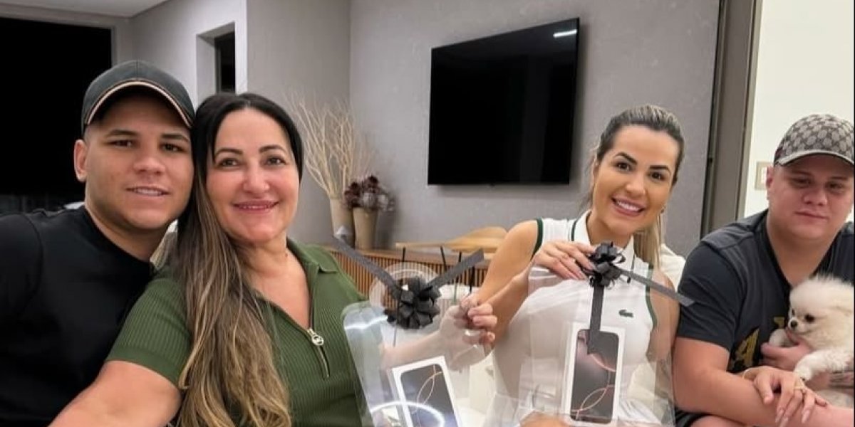 Deolane Bezerra é recebida em casa com festa e presentes