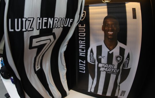 Jogador da seleção foi levado de ambulância após passar mal em partida