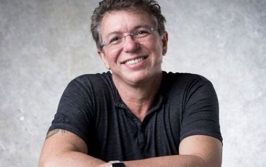 Após anúncio de saída da Rede Globo, Boninho parabeniza SBT pela audiencia