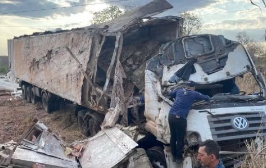 Motorista perde controle de caminhão e cai de ribanceira no interior do estado