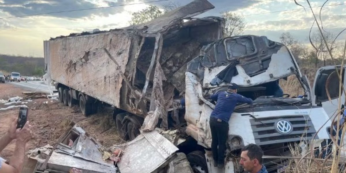 Motorista perde controle de caminhão e cai de ribanceira no interior do estado