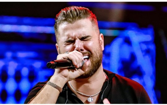 Zé Neto exibe corte na cabeça após acidente com quadriciclo e tranquiliza fãs