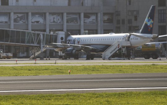 Avião muda a rota e aterrissa em Salvador e Azul nega pouso emergencial