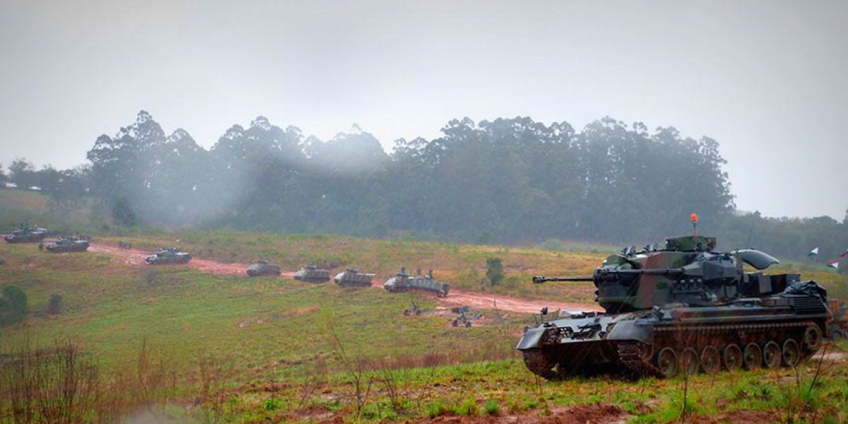 Projeto visa endurecer punições para militares que ameacem a democracia