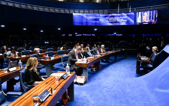 Possível plebiscito sobre monarquia  para 2026 avança no senado