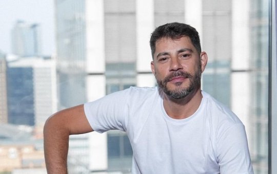 Evaristo Costa revela desafios com a doença de Crohn: "Estou definhando"