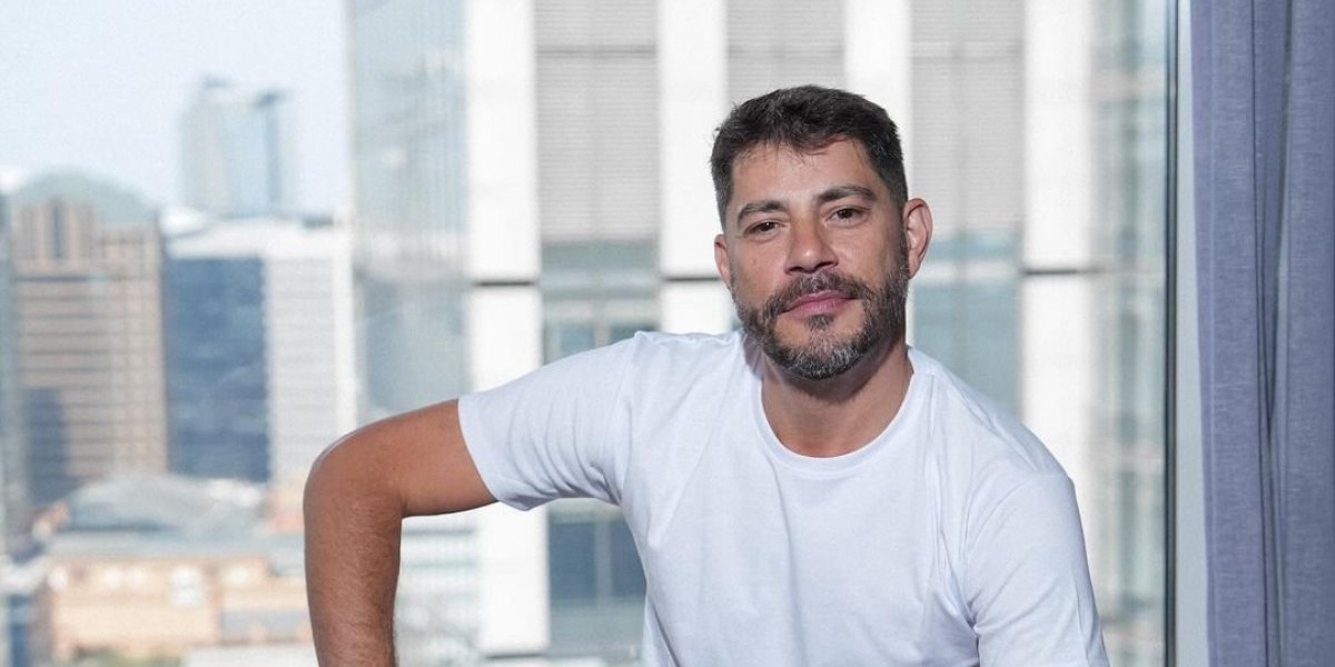 Evaristo Costa revela desafios com a doença de Crohn: "Estou definhando"