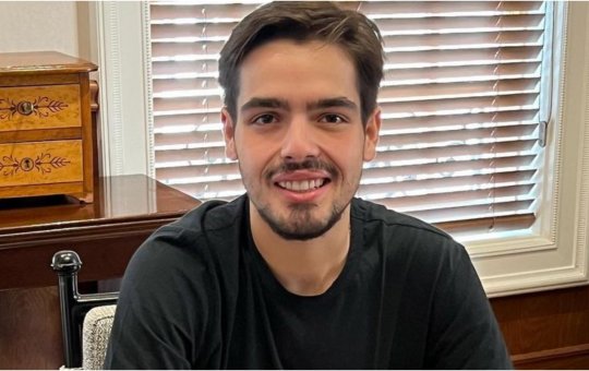 João Silva exibe coleção de itens raros de Faustão: 'Só tem aqui em casa'