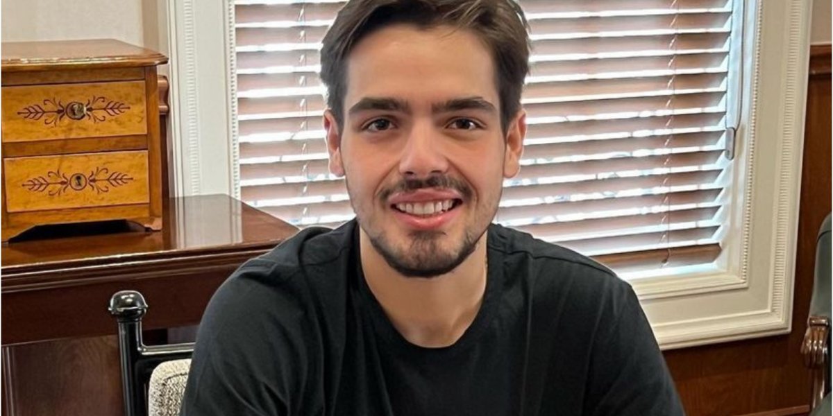 João Silva exibe coleção de itens raros de Faustão: 'Só tem aqui em casa'