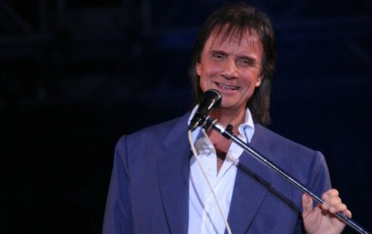 Ex-funcionária processa Roberto Carlos por demissão durante tratamento de câncer