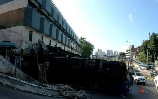 Carreta tomba na Avenida Vasco da Gama e deixa trânsito lento na região