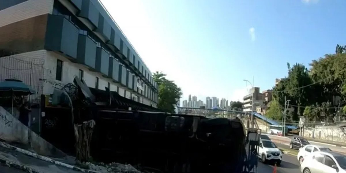 Carreta tomba na Avenida Vasco da Gama e deixa trânsito lento na região