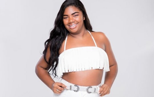 Raquel Brito comemora aniversário na Fazenda e peões cantam parabéns