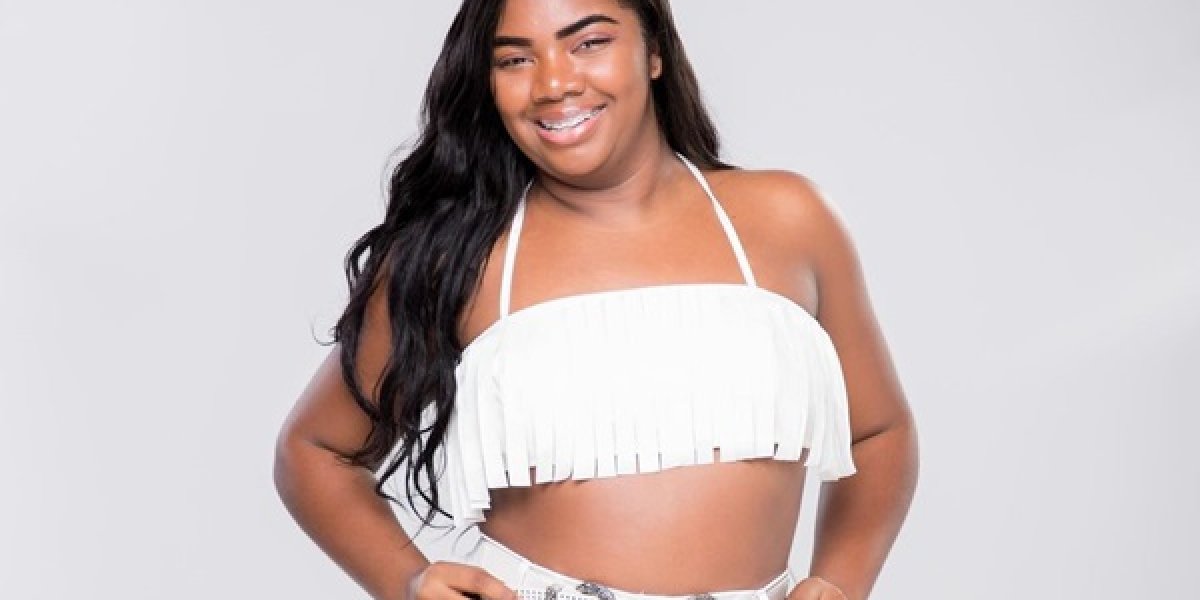 Raquel Brito comemora aniversário na Fazenda e peões cantam parabéns