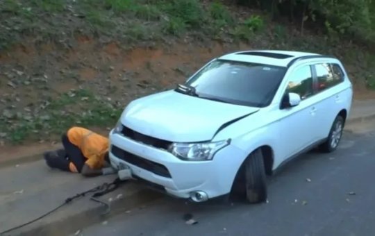 Mulher arrasta suspeitos por dois metros após tentativa de assalto
