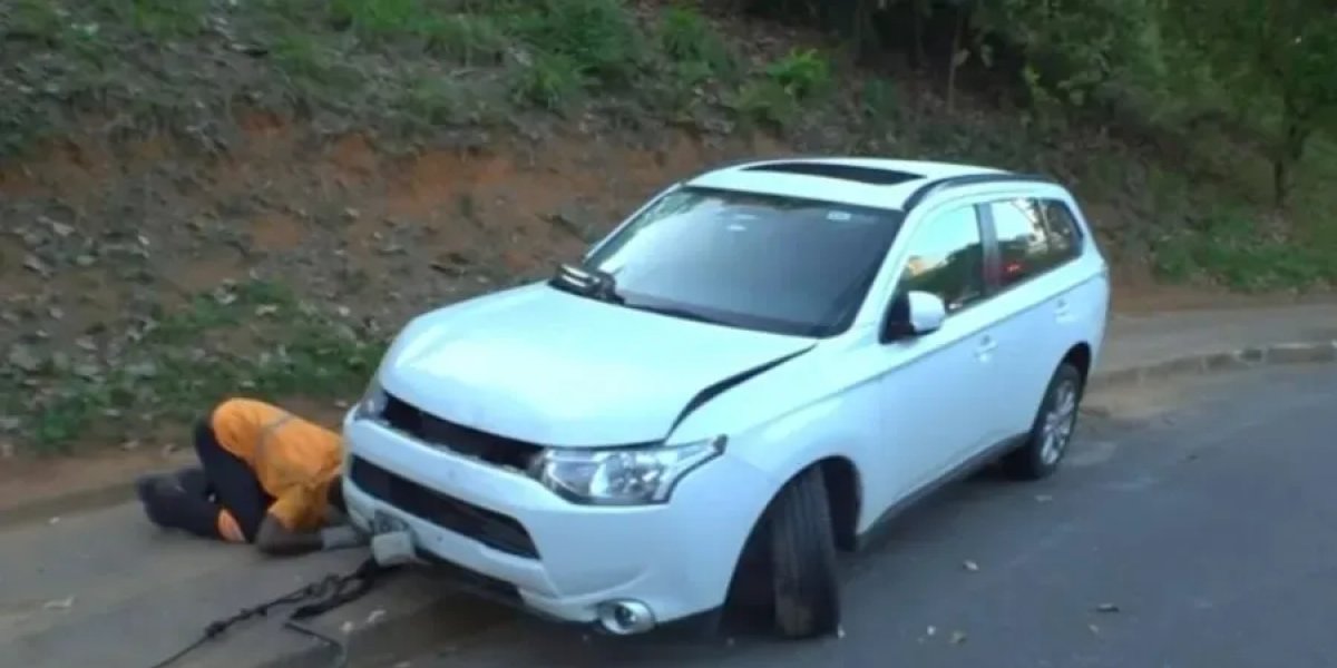 Mulher arrasta suspeitos por dois metros após tentativa de assalto