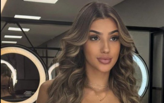 Bia Miranda é vista aos beijos com funkeiro em praia no Rio de Janeiro