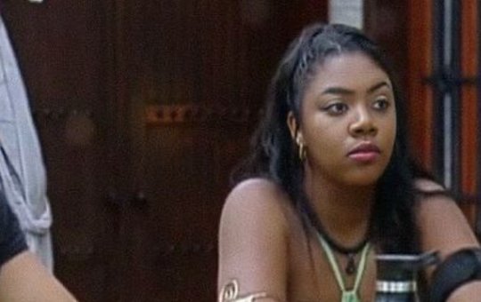 Record TV se manifesta sobre coceira de Raquel Brito em partes íntimas