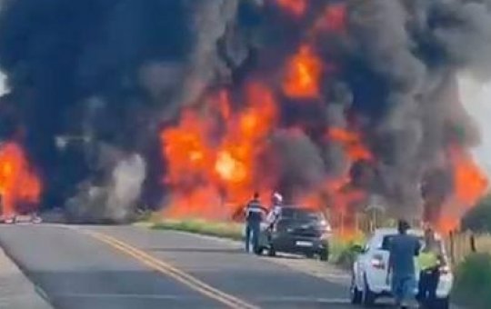 Caminhão pega fogo em via que liga Cruzeiro de Laje à Santo Antônio de Jesus