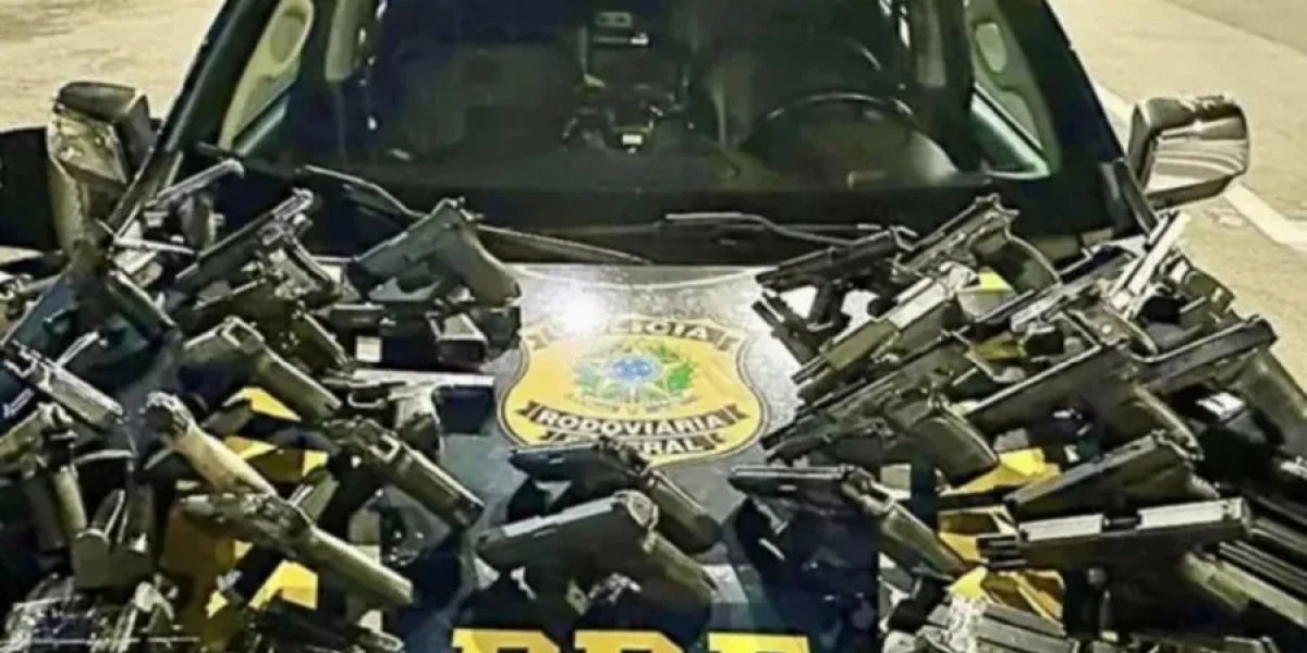 PRF prende casal com mais de 25 armas dentro de carro