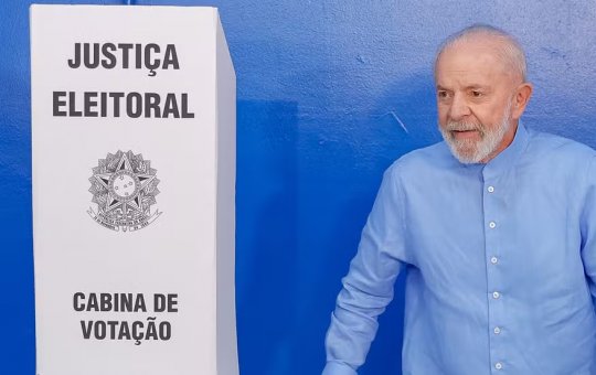 Presidente Lula vota em São Bernardo do Campo e defende democracia