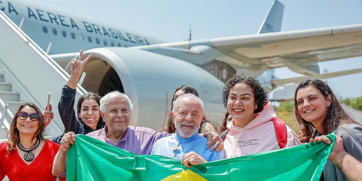 Presidente Lula recebe os primeiros 229 brasileiros repatriados do Líbano