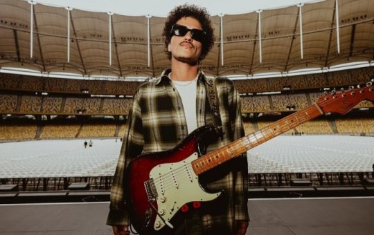 Durante show em São Paulo, Bruno Mars revela está solteiro e diz "estou facinho"