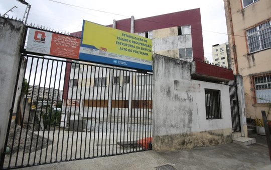 Famílias retornam para prédio abalado por chuvas no Politeama