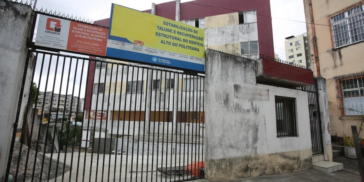 Famílias retornam para prédio abalado por chuvas no Politeama