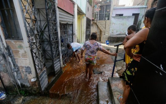 Moradores da Avenida San Martin enfrentam alagamentos e transtornos após chuva