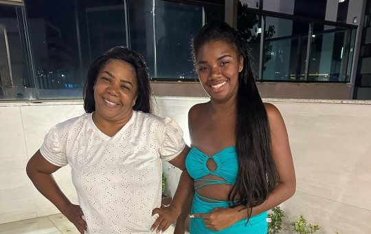 Mãe de Raquel Brito sofre trote sobre intubação da filha